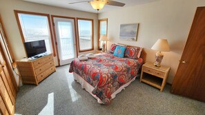 3 bedrooms, iron/ironing board, free WiFi, bed sheets - Beachfront - Community Pool/Pickleball Access! (St. George Island)