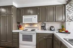 Fridge, oven, stovetop, coffee/tea maker