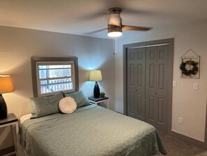 3 slaapkamers, een strijkplank/strijkijzer, wifi, beddengoed