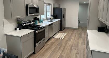 Adorable New West 3 BR 2 BA, SMRT TV, Coffee,