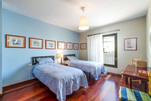 3 chambres, fer et planche à repasser, Wi-Fi, draps fournis