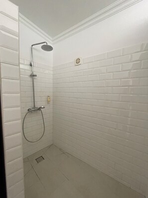 Dusj, hårføner, håndklær og såpe
