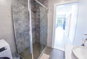 Shower, hair dryer, towels, soap - Villa Carpe Diem (Mostar)