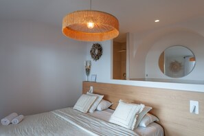 4 chambres, coffres-forts dans les chambres, fer et planche à repasser