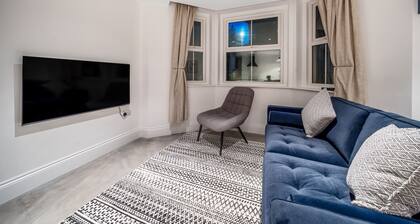 Trendy 2 bedroom and 2 bathroom apartment minutes from beach