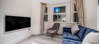 Trendy 2 bedroom and 2 bathroom apartment minutes from beach