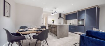 Trendy 2 bedroom and 2 bathroom apartment minutes from beach