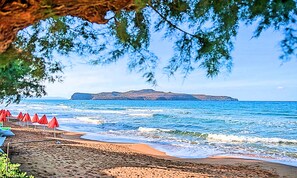 Beach nearby, sun loungers, beach towels