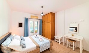 3 bedrooms, in-room safe, iron/ironing board, travel crib