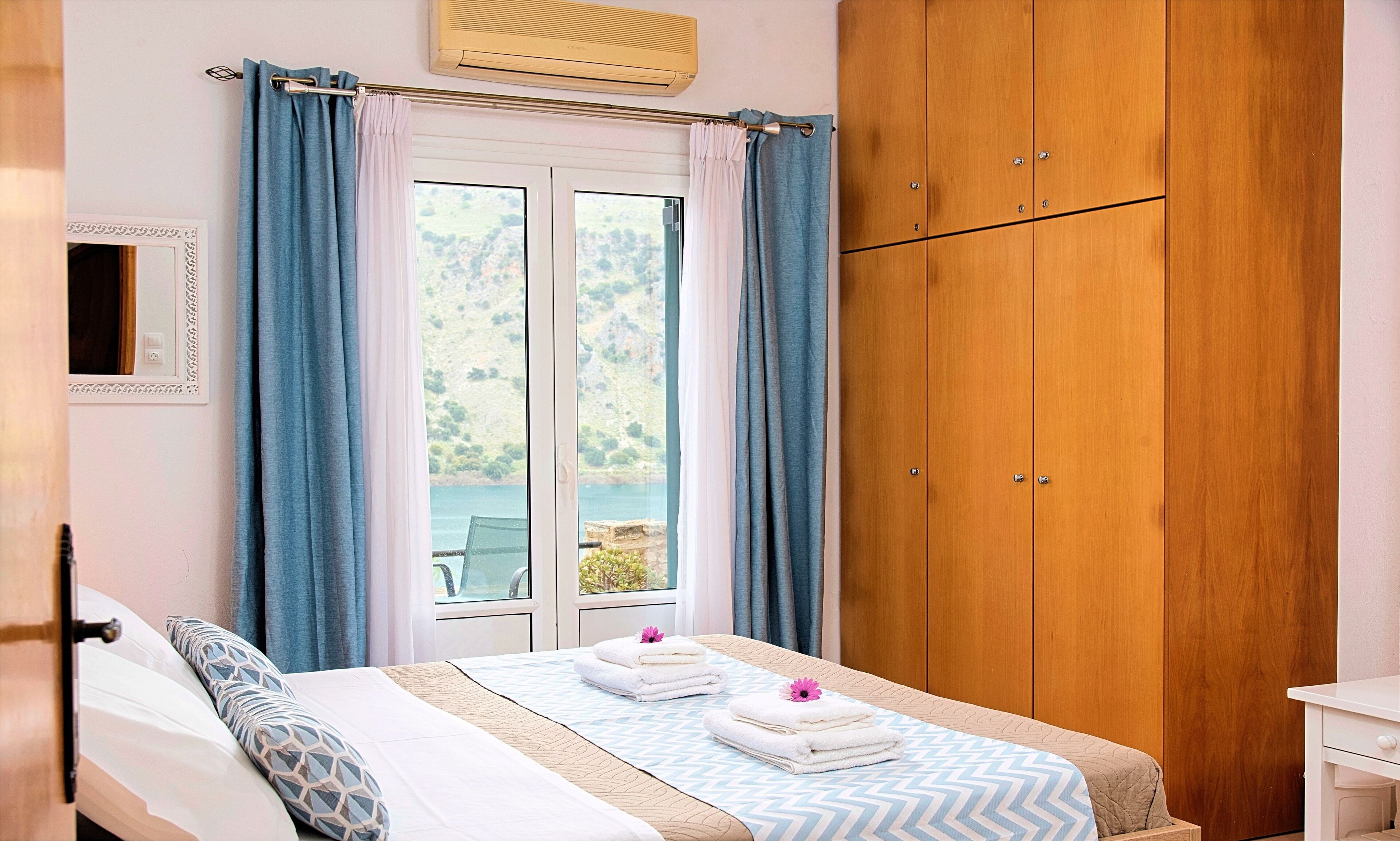 3 bedrooms, in-room safe, iron/ironing board, travel cot