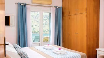 3 bedrooms, in-room safe, iron/ironing board, travel cot