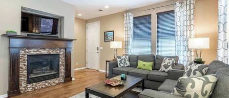 Una televisión, una chimenea, una oficina