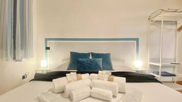 1 habitación, tabla de planchar con plancha y cuna de viaje