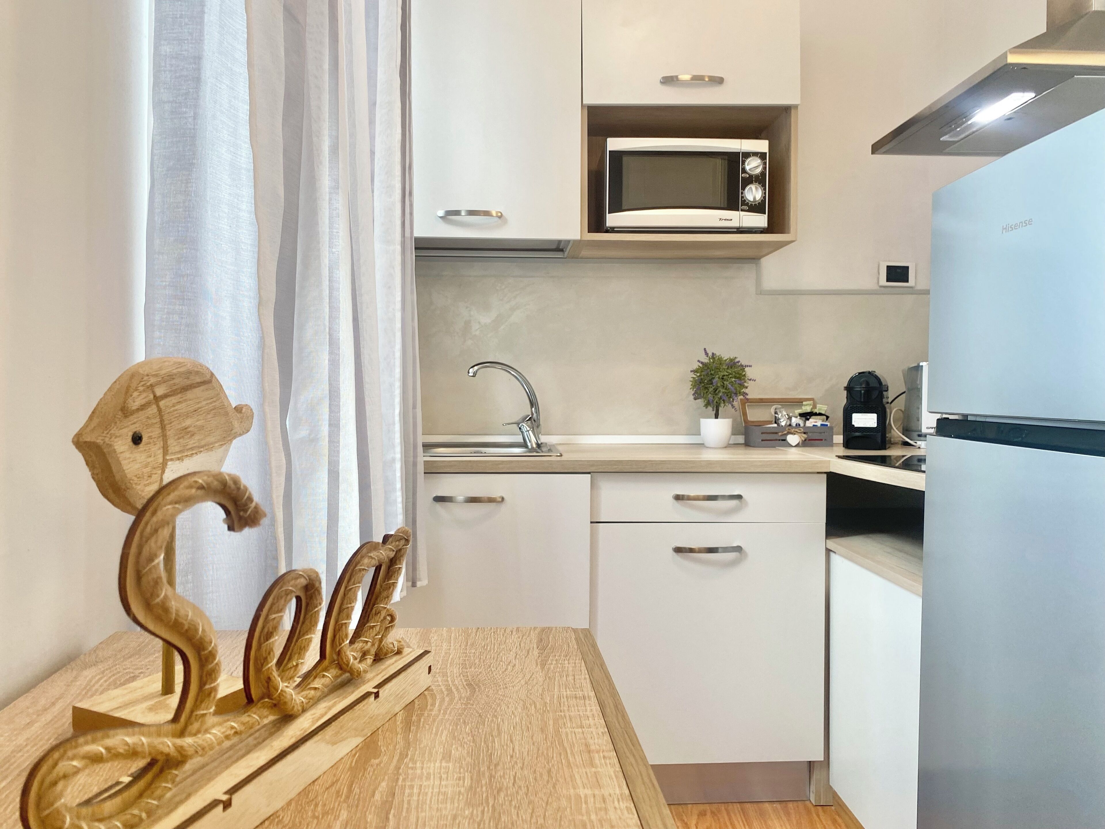 Refrigerador, microondas, parrilla de estufa y cafetera y tetera 