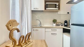 Refrigerador, microondas, parrilla de estufa y cafetera y tetera