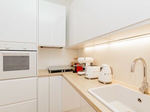 Kühlschrank, Mikrowelle, Ofen, Geschirrspüler