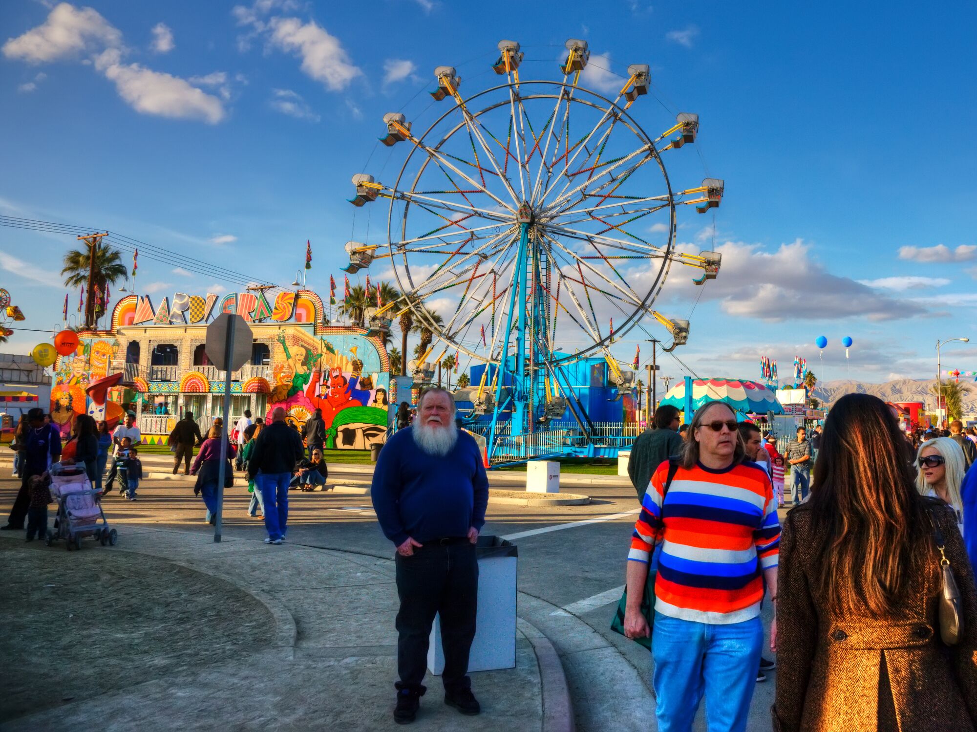 Una noria y edificios coloridos en un parque de atracciones.
