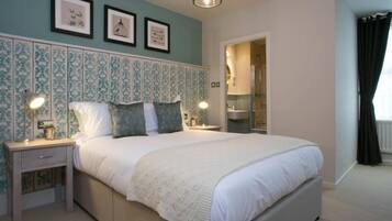 Double Room | Desk, free cots/infant beds, free WiFi, bed sheets
