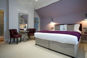 Deluxe tweepersoonskamer | Een bureau, gratis babybedden, gratis wifi, beddengoed