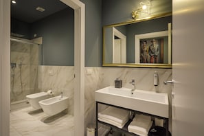 Shower, rainfall showerhead, free toiletries, hair dryer