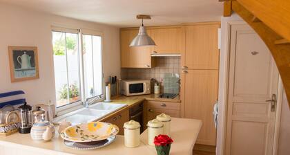 Mid Island Cottage with large sunny garden