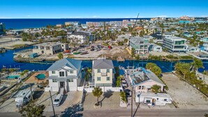 Zona residencial a la costa, amb cases, un port esportiu i una vista clara de l'oceà.