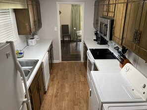 Jääkaappi, mikroaaltouuni, uuni, liesi