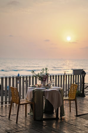 2 restaurants; breakfast, lunch, dinner, and brunch served