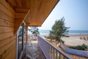 Wooden Cottage Garden View | Desk, free WiFi, bed sheets