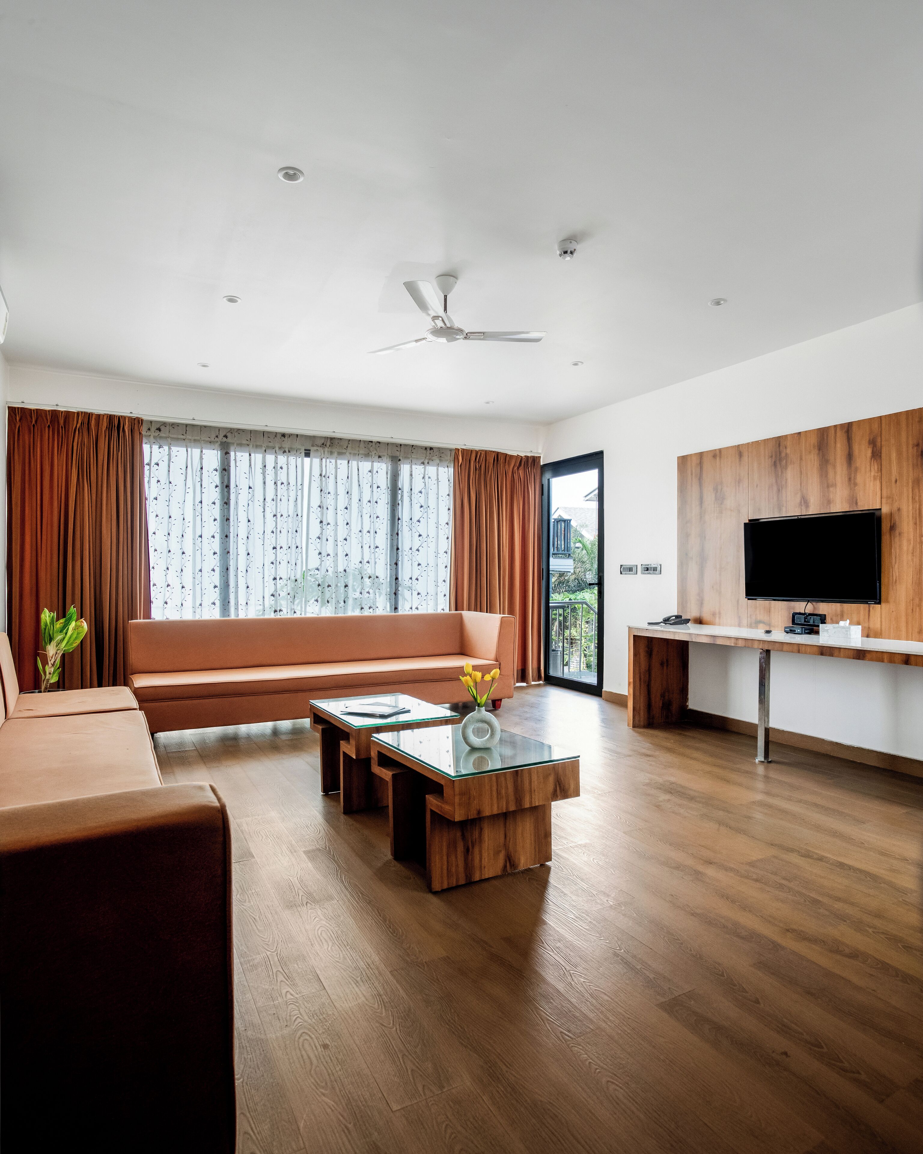 3BHK Villa | Área de estar | TV de tela plana 42 polegadas com canais digitais, TV