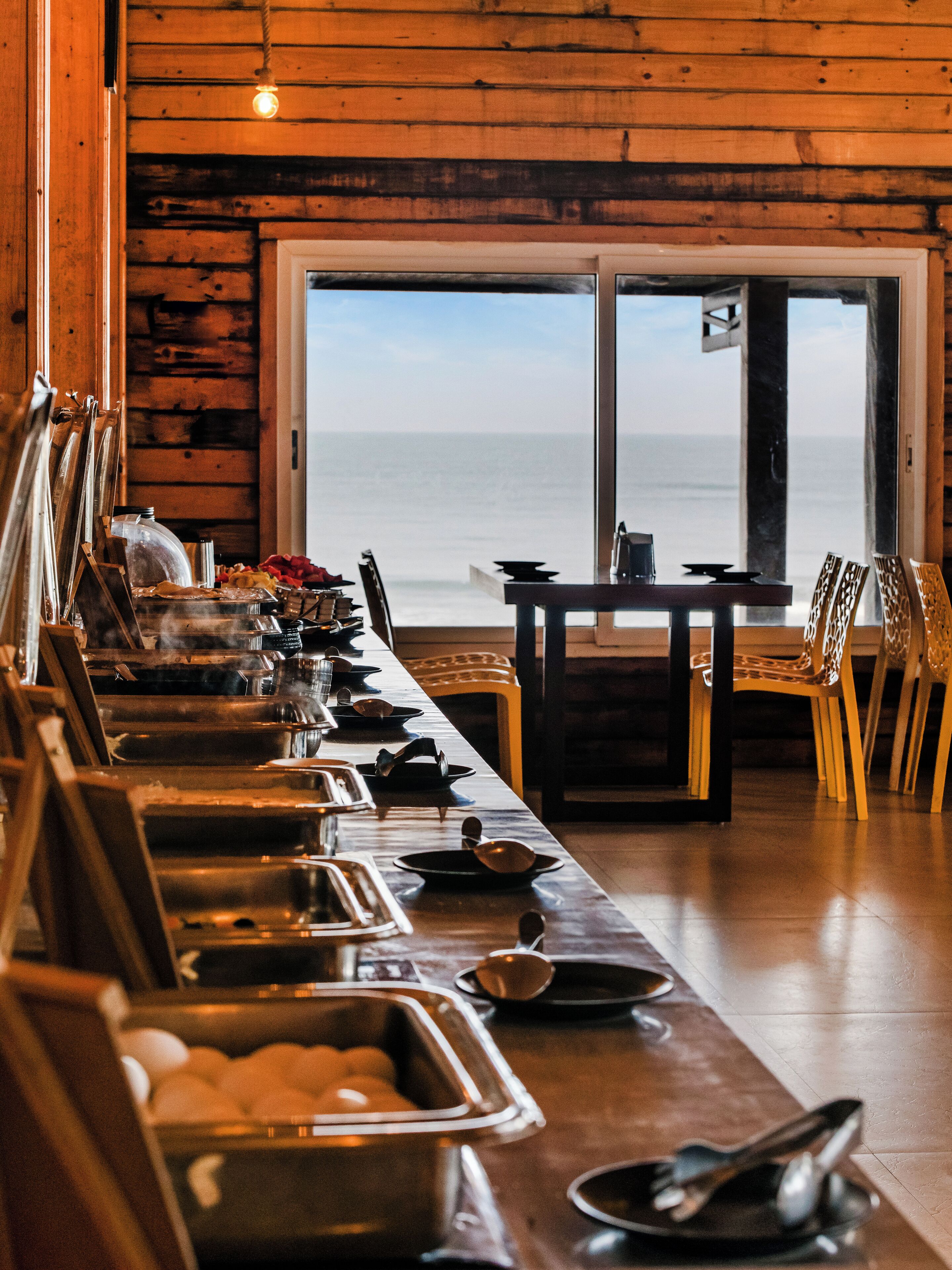 2 restaurantes, com serviço de café da manhã e almoço; pratos Halal