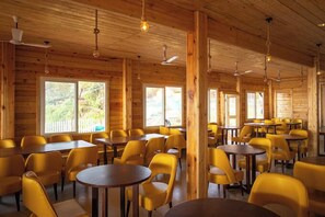 2 restaurants; ze serveren er ontbijt, lunch, diner en brunch 