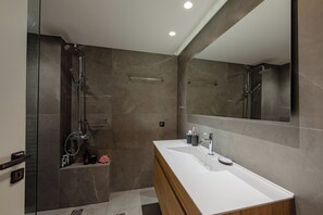 Dusche, Haartrockner, Handtücher, Seife