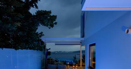 Greek Zen villa - stunning sea view -top of the hill in Athens Riviera