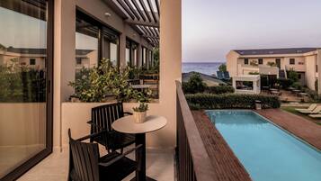 Deluxe Room with Pool View | Vista dalla camera