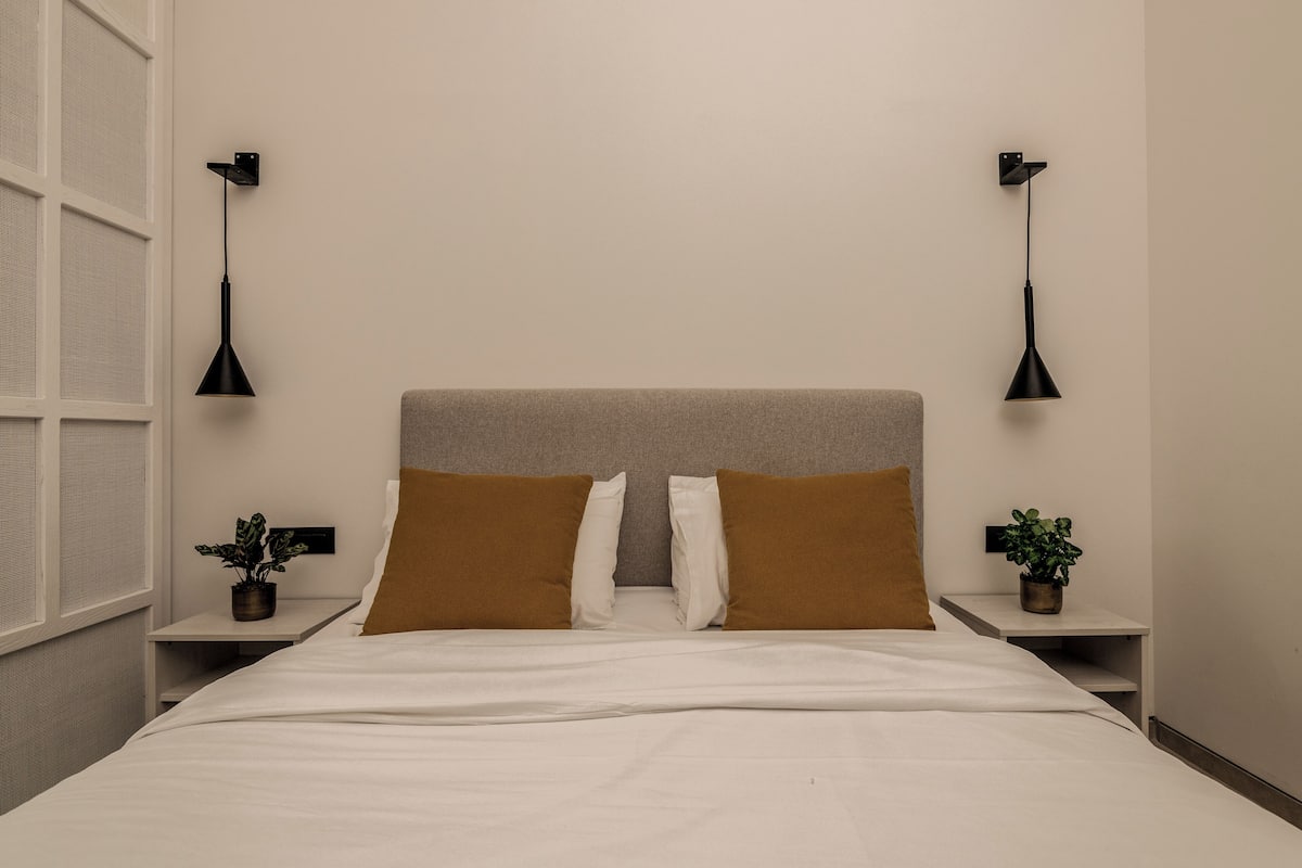 Deluxe Room with Pool View | Een kluis op de kamer, geluiddichte muren, een strijkplank/strijkijzer
