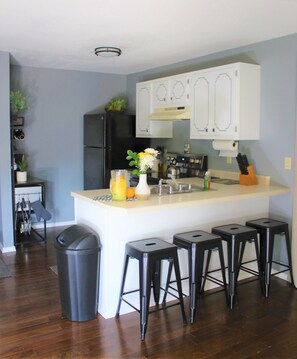 Private kitchen - Fashionable Hardy A frame just minutes from Downtown (Hardy)