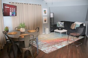 Living area - Fashionable Hardy A frame just minutes from Downtown (Hardy)
