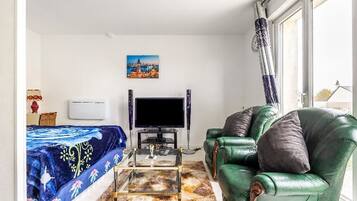 1 bedroom, desk, iron/ironing board, WiFi