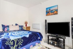 1 habitación, escritorio, tabla de planchar con plancha y wifi