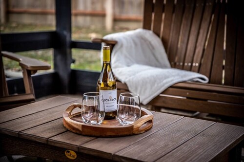 Hot tub, king beds, outdoor spaces, perfect for 2-4 guests but sleeps up to 8!