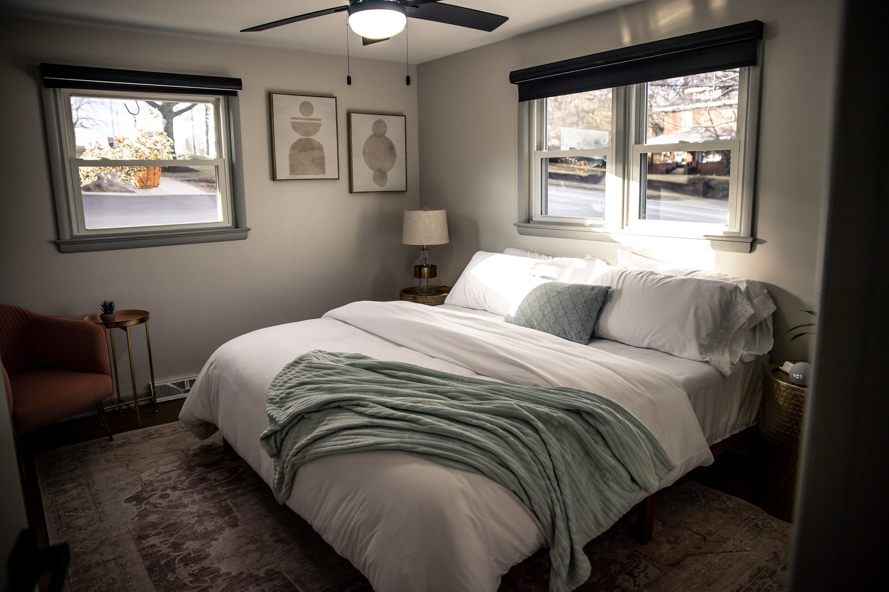 Hot tub, king beds, outdoor spaces, walking distance to food & shopping