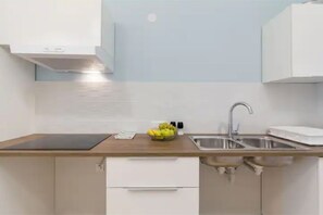 Réfrigérateur, four, plaque de cuisson, bouilloire électrique