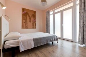 2 bedrooms, iron/ironing board, WiFi