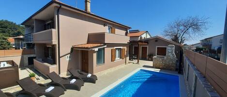 حمّام سباحة خارجي