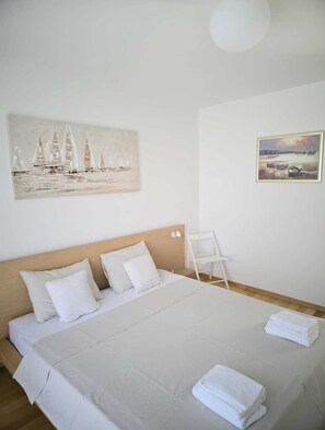 3 chambres, coffre-fort, bureau, fer et planche à repasser