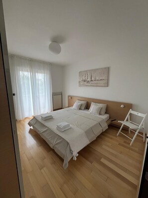 3 camere, una cassaforte in camera, una scrivania, ferro/asse da stiro