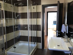 Shower, hair dryer, towels, soap - Comfortable villa with private pool, 2.5 km from the center of Pula (Pula)