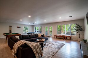 Smart-TV, Kamin, Tischtennisplatte, Stereoanlage