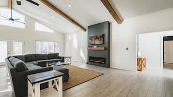 TV connectée, cheminée, table de tennis de table, chaîne hi-fi